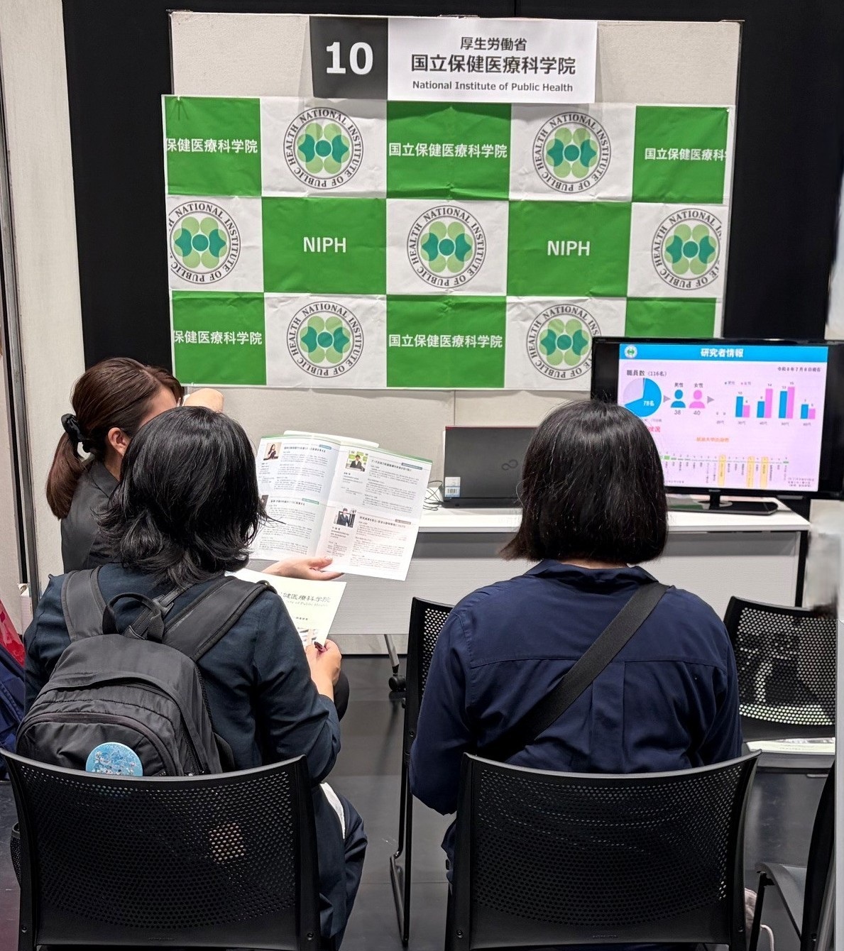 科学院ブースでの説明会の様子