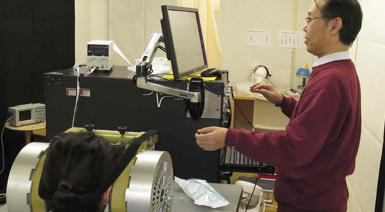 電波暗室での測定の様子